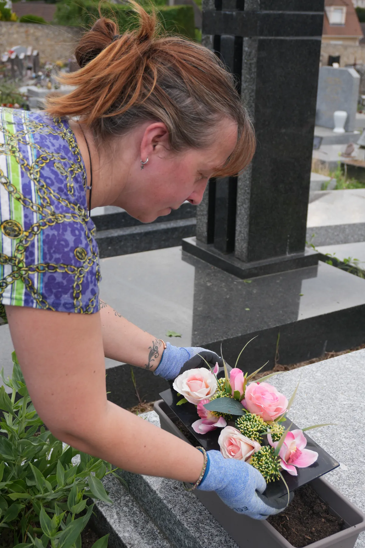 Installation de fleurs sur une sépulture